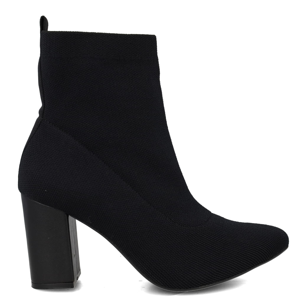 Bota Via Marte Knit Salto Bloco Preta com cano curto e salto bloco vista frontal e lateral